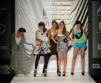 Moda con mucha qu�mica en Colombiatex