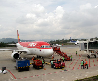 Pista del Aeropuerto Palonegro de Bucaramanga, en mantenimiento Pista del Aeropuerto Palonegro de Bucaramanga, en mantenimiento