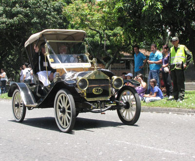 Imágenes del desfile de autos clásicos de la Feria de las Flores Imágenes del desfile de autos clásicos de la Feria de las Flores